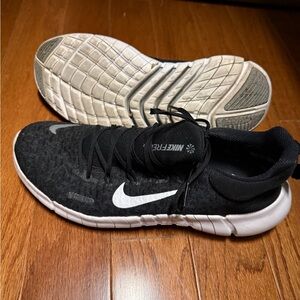 Women’s Nike Free Black and White running shoe. Like new ! worn 2 or 3 times